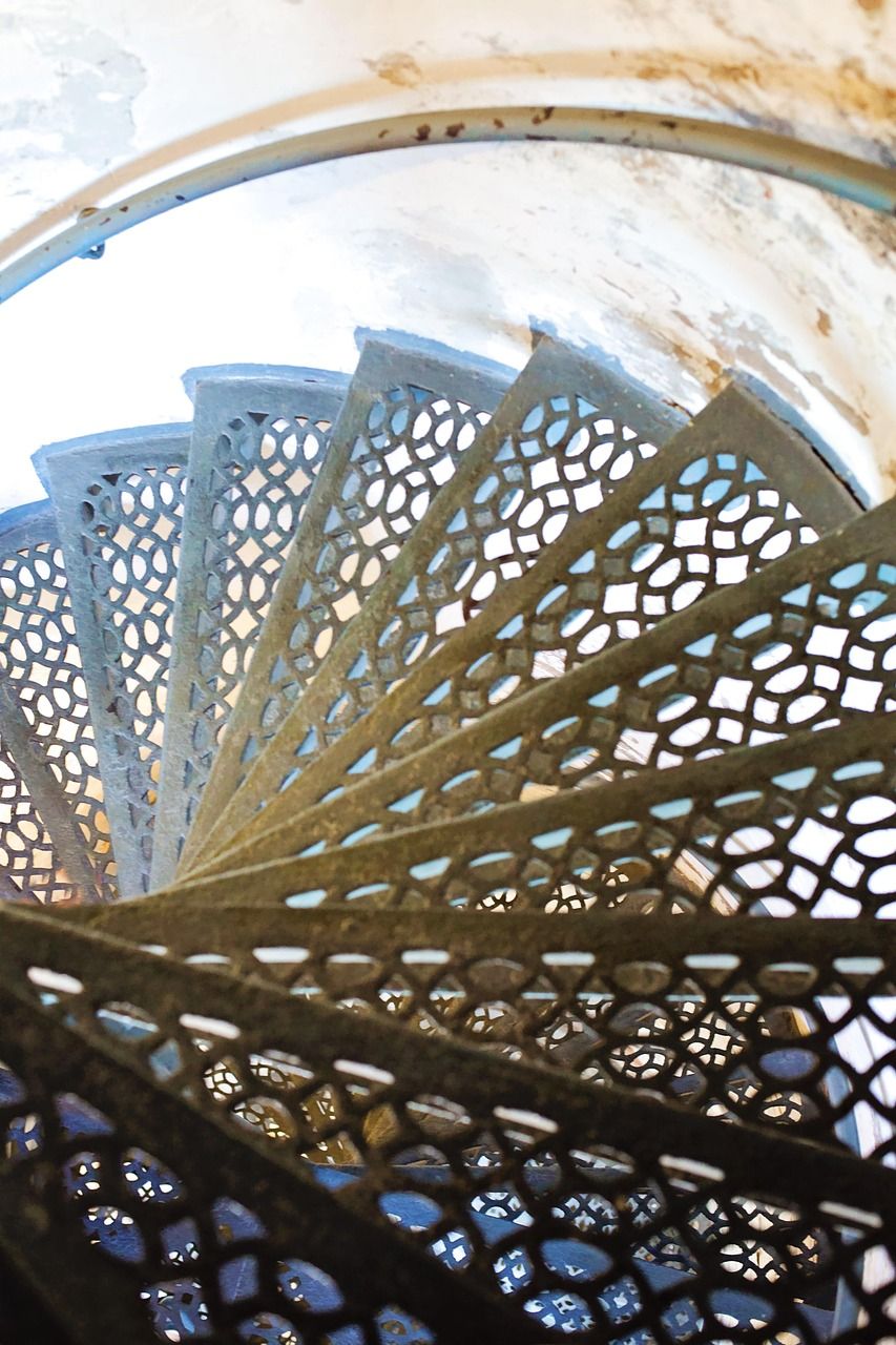 Spiraltrapp – plassbesparende eleganse i moderne og klassisk bygg
